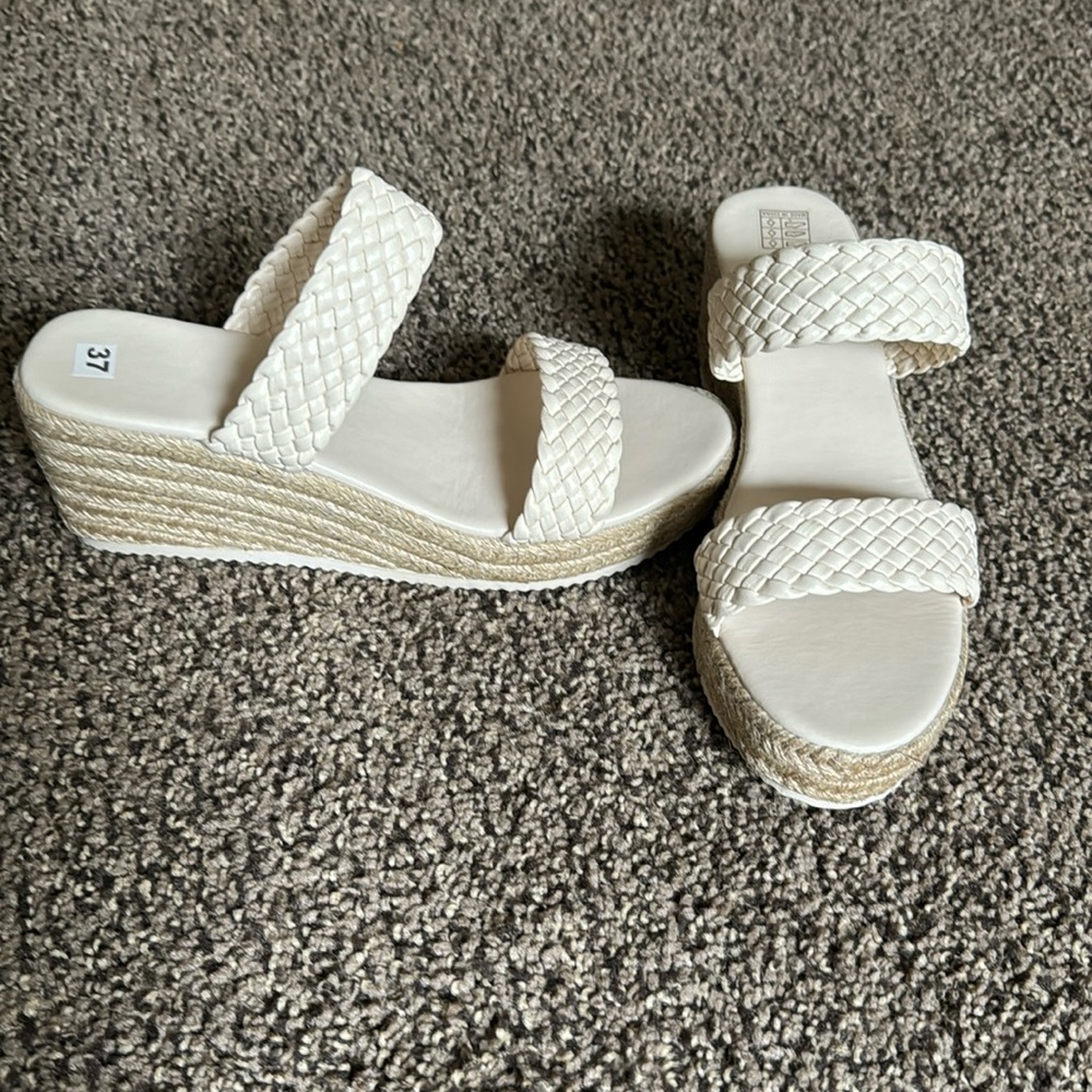 Nude wedges